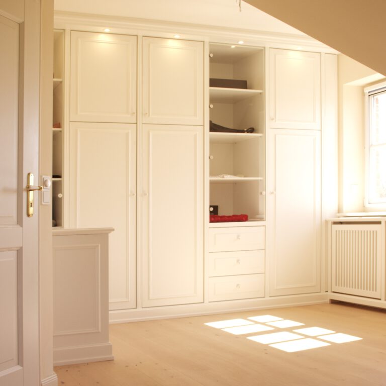 Einbauschrank in weiß mit offenen Fächern deckend weiß lackiert