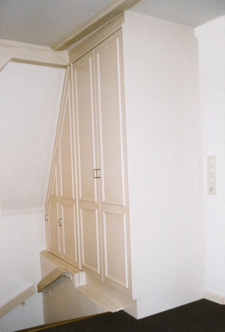Einbauschrank unter Dachschräge