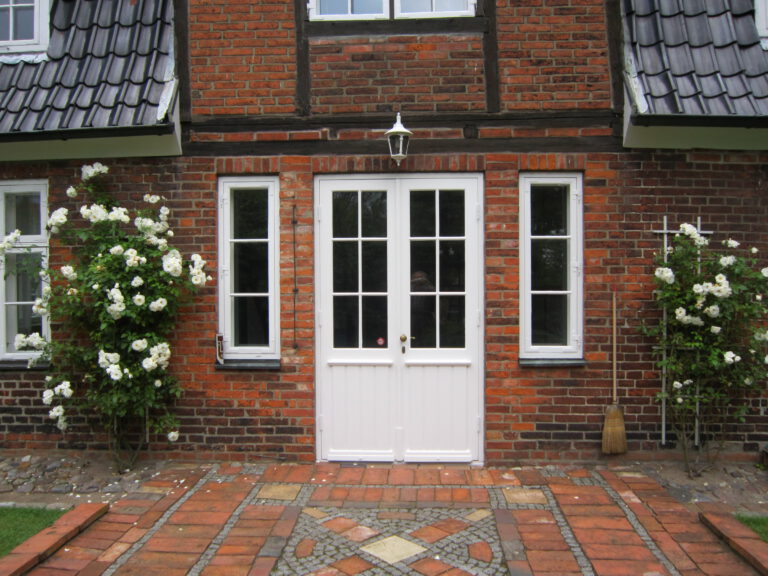 Haustür und zwei Sprossenfenster eines Fachwerkhaus (Altbau)